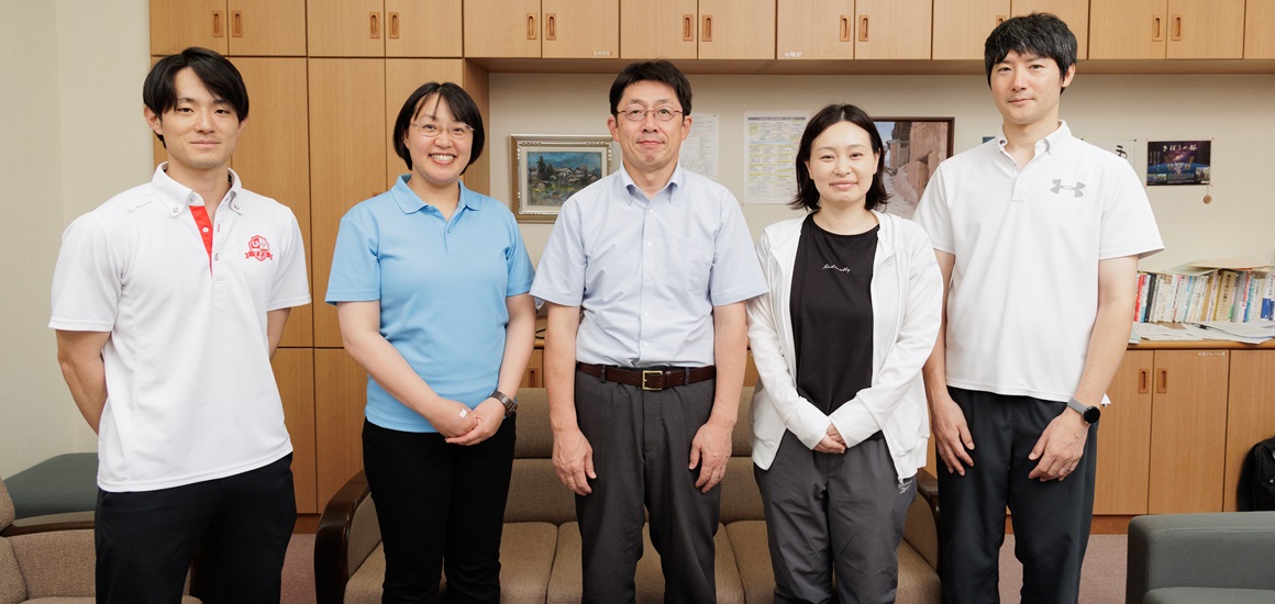 山梨県北杜市立甲陵中学校・高等学校 古屋校長先生、新海先生（英語科・1学年主任）、猪股先生（英語科）、岩下先生（保健体育）、西谷地先生（国語科・研究主任）