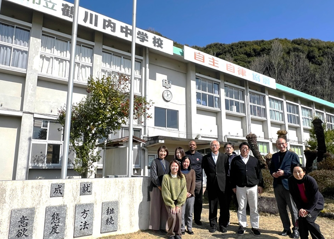 鹿児島県阿久根市立鶴川内中学校 生徒会学習文化部 部長 Uさん、副部長 Nさん、徳重先生