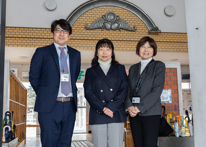 滋賀県甲賀市立土山小学校 玉井まゆみ 校長先生、 松尾幸澄 教務主任、谷口めぐみ ICT支援員