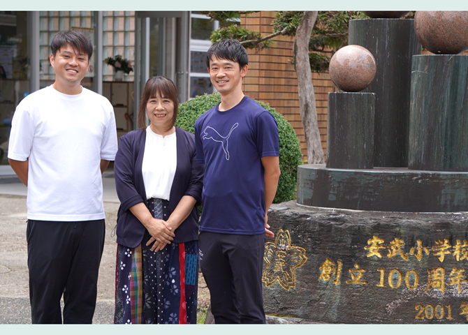 福岡県久留米市立<ruby>安武<rt>やすたけ</rt></ruby>小学校 左から｜<ruby>吉岡<rt>よしおか</rt></ruby><ruby>大智<rt>たいち</rt></ruby> 教諭、<ruby>多々野<rt>たたの</rt></ruby><ruby>智子<rt>ともこ</rt></ruby> 校長、<ruby>仲<rt>なか</rt></ruby><ruby>祥司<rt>しょうじ</rt></ruby> 教諭
