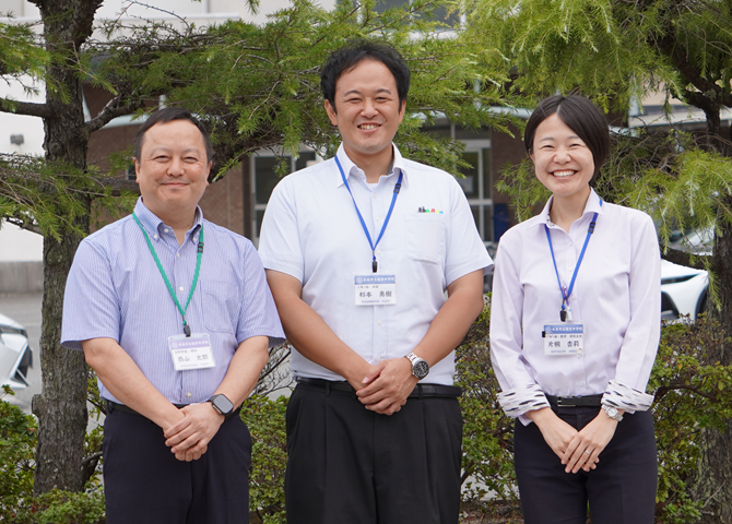 福岡県糸島市立福吉中学校 西山太郎 先生(教務主任 / 理科)、片桐杏莉 先生(研究主任 / 数学)、杉本勇樹 先生(英語)