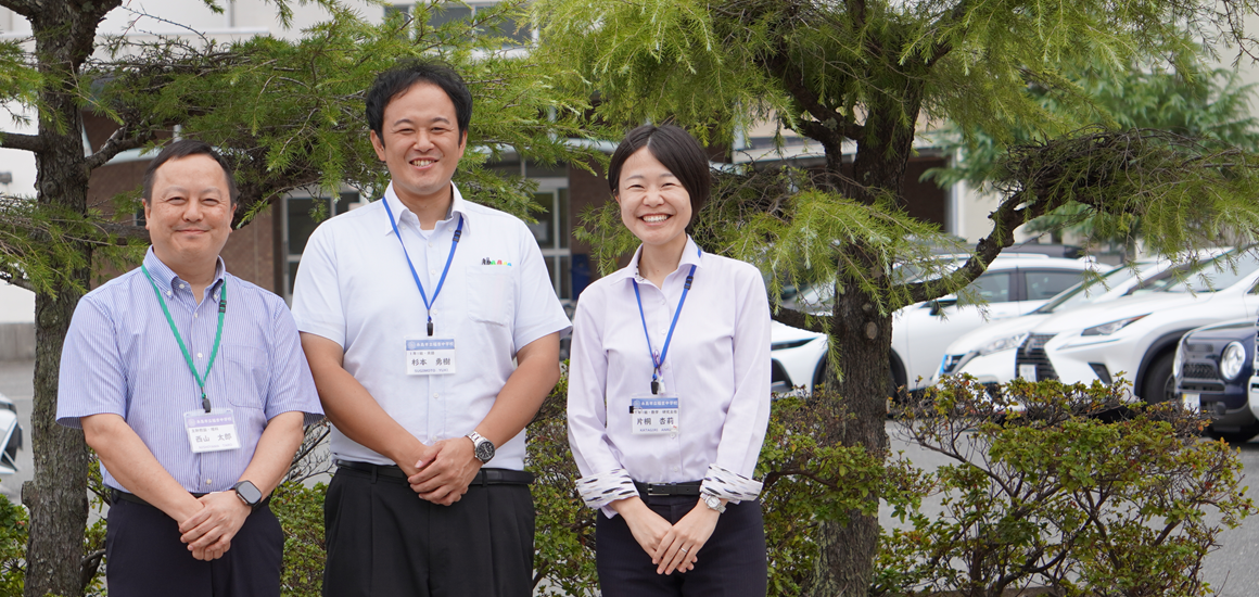福岡県糸島市立福吉中学校 西山太郎 先生（教務主任 / 理科）、片桐杏莉 先生（研究主任 / 数学）、杉本勇樹 先生（英語）