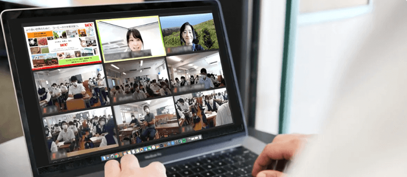 オンラインセミナーを視聴する学生