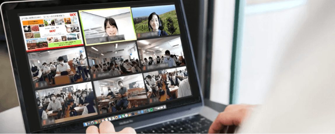 オンラインセミナーを視聴する学生