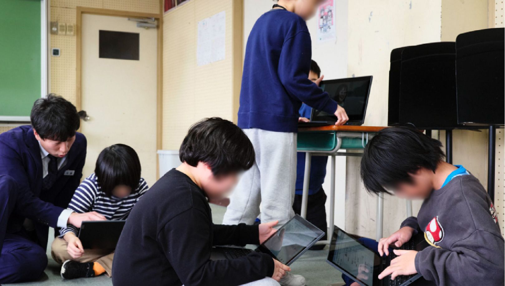 思い思いに動画を視聴する児童たち。